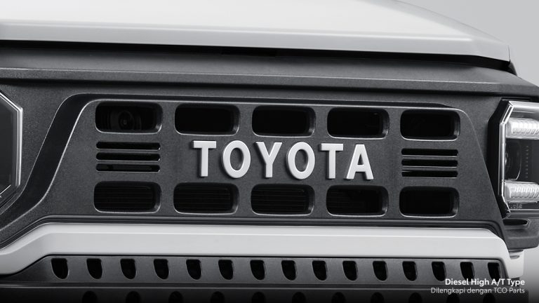 Silver Toyota Emblem & Grill with Painting (Diesel High A/T Type)